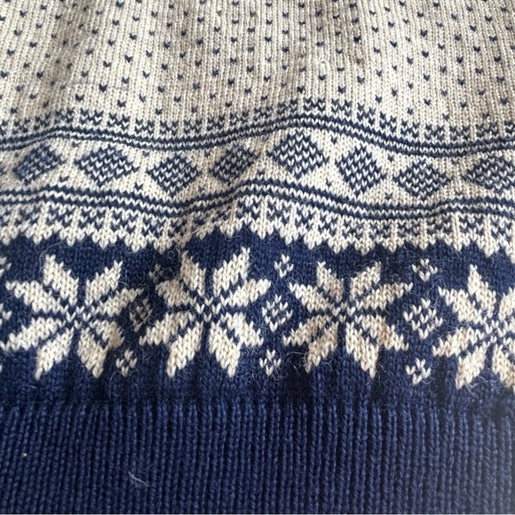 Dale of Norway
🇳🇴Nordic fair aisle wool Sweater🇳🇴
Navy and Cream Cardigan - Picture 12 of 13